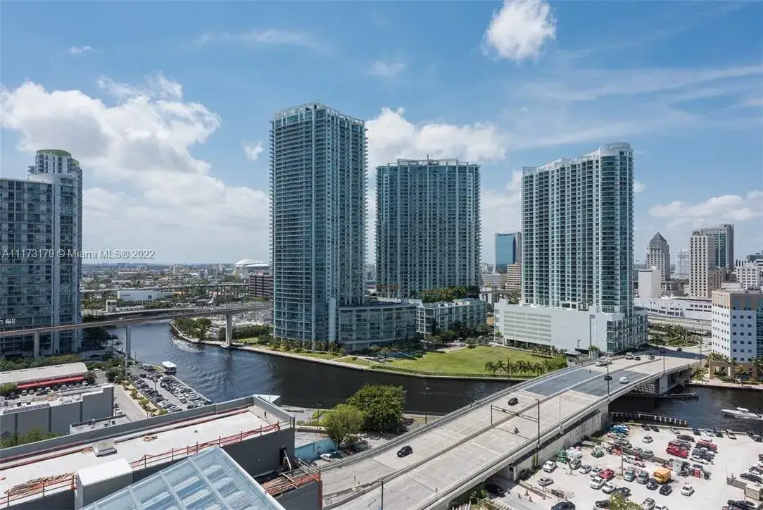 1 bedroom 1 bath Residential Lease for rent at 68 SE 6 Street # 2008, Miami FL 33131