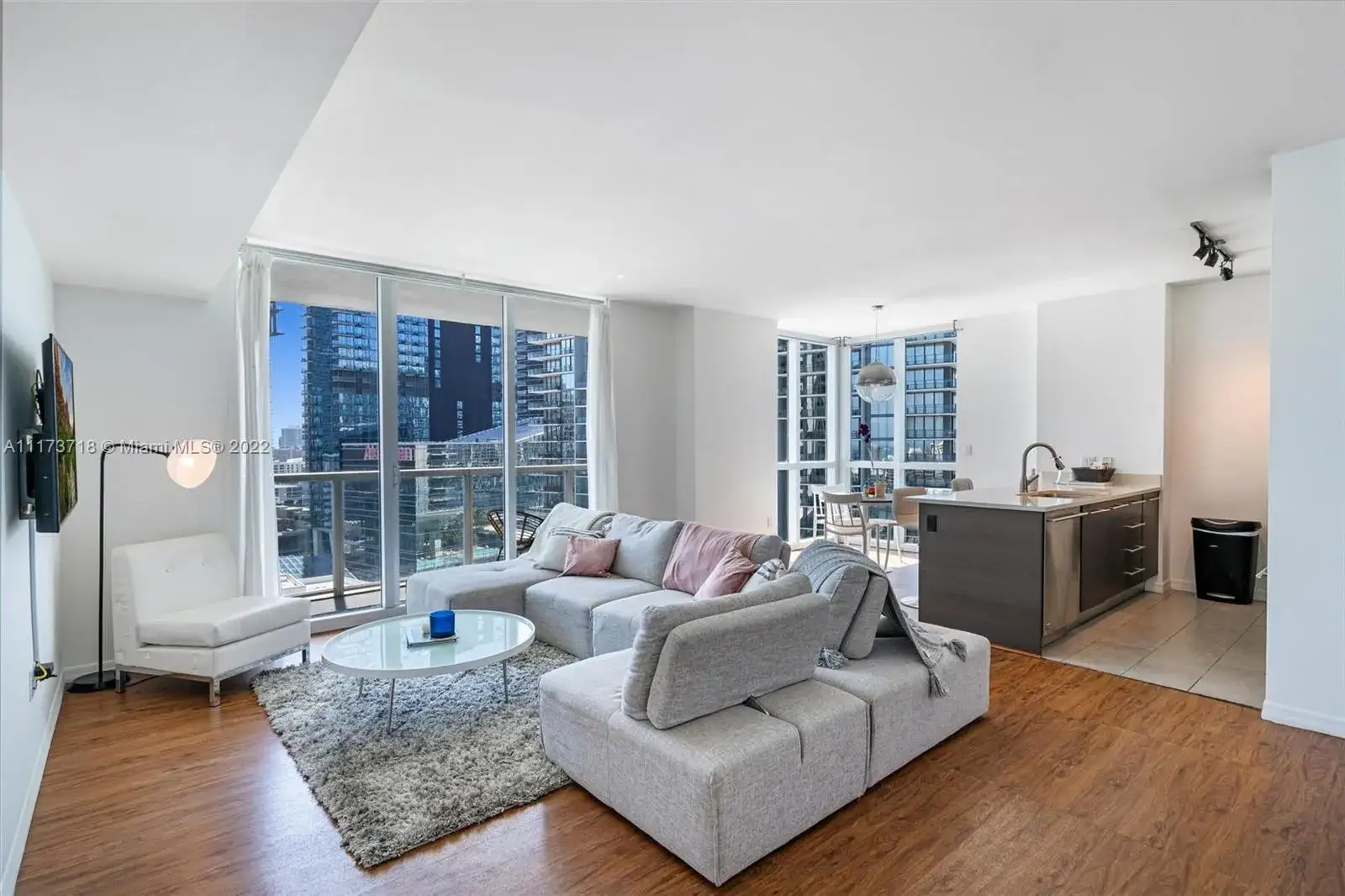 2 bedroom 2 bath Residential Lease for rent at 55 SE 6th St # 2202, Miami FL 33131