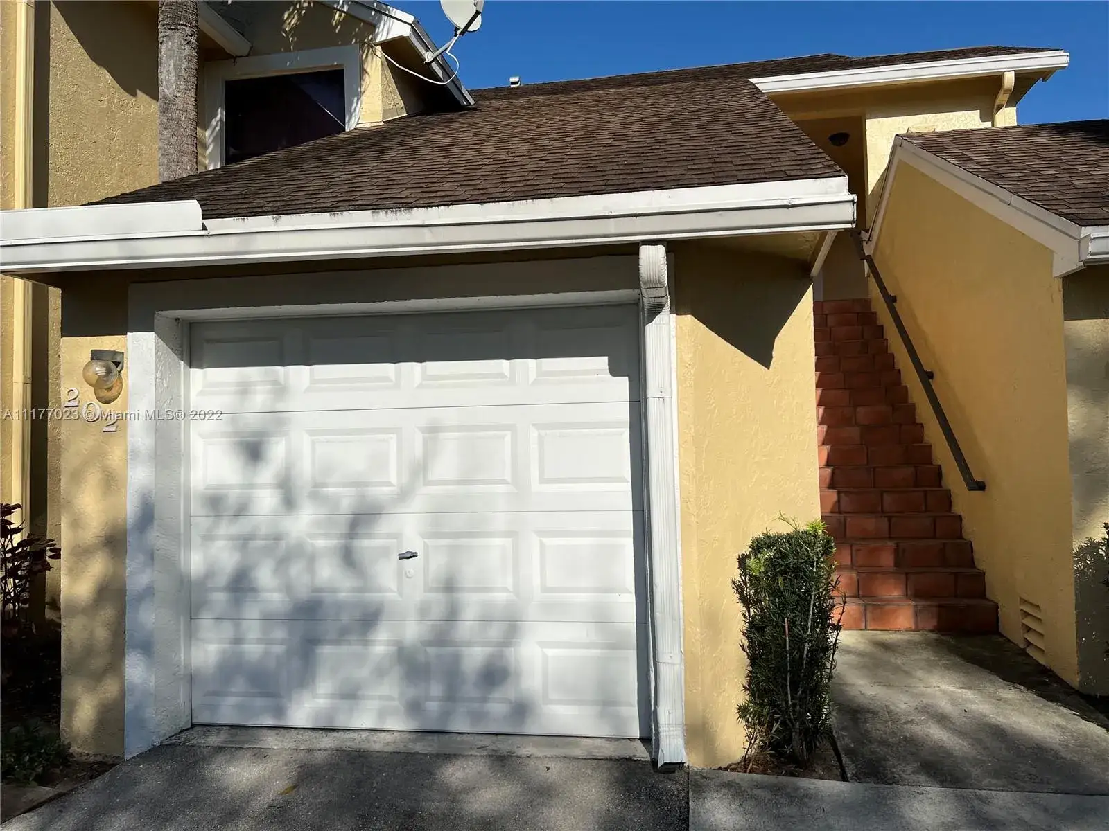 2 bedroom 2 bath Residential Lease for rent at 151 SW 95th Ter # 202, Pembroke Pines FL 33025