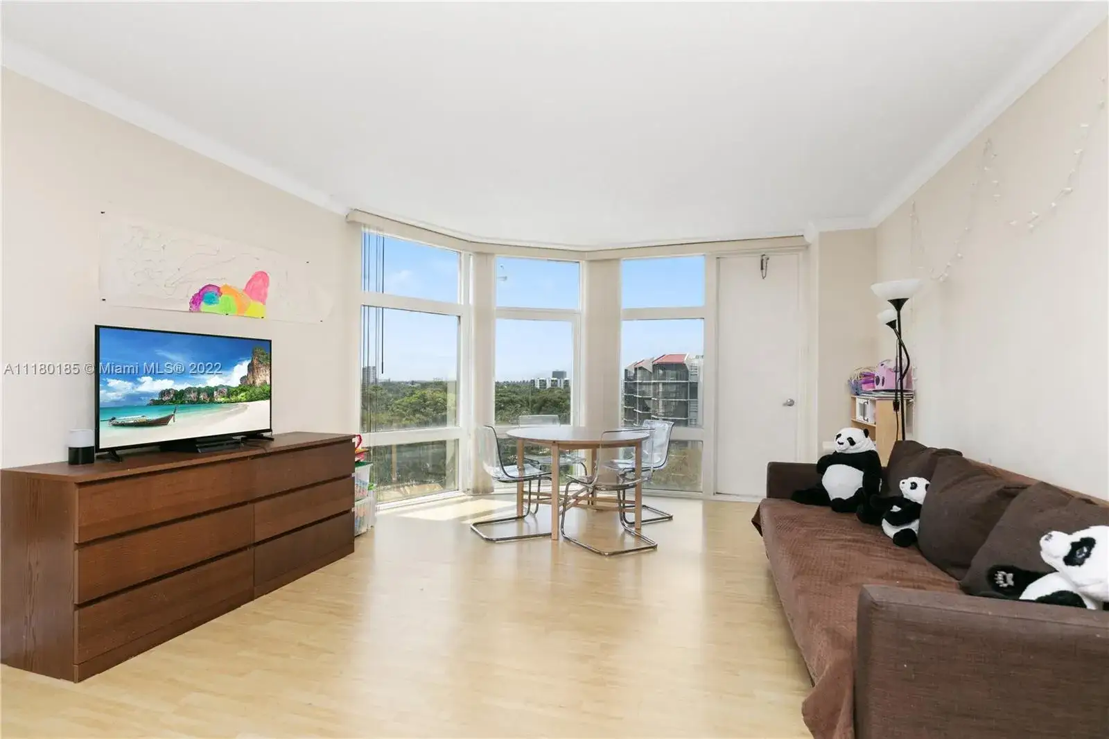 1 bedroom 1 bath Residential for sale at 3375 N Country Club Dr # 608, Aventura FL 33180