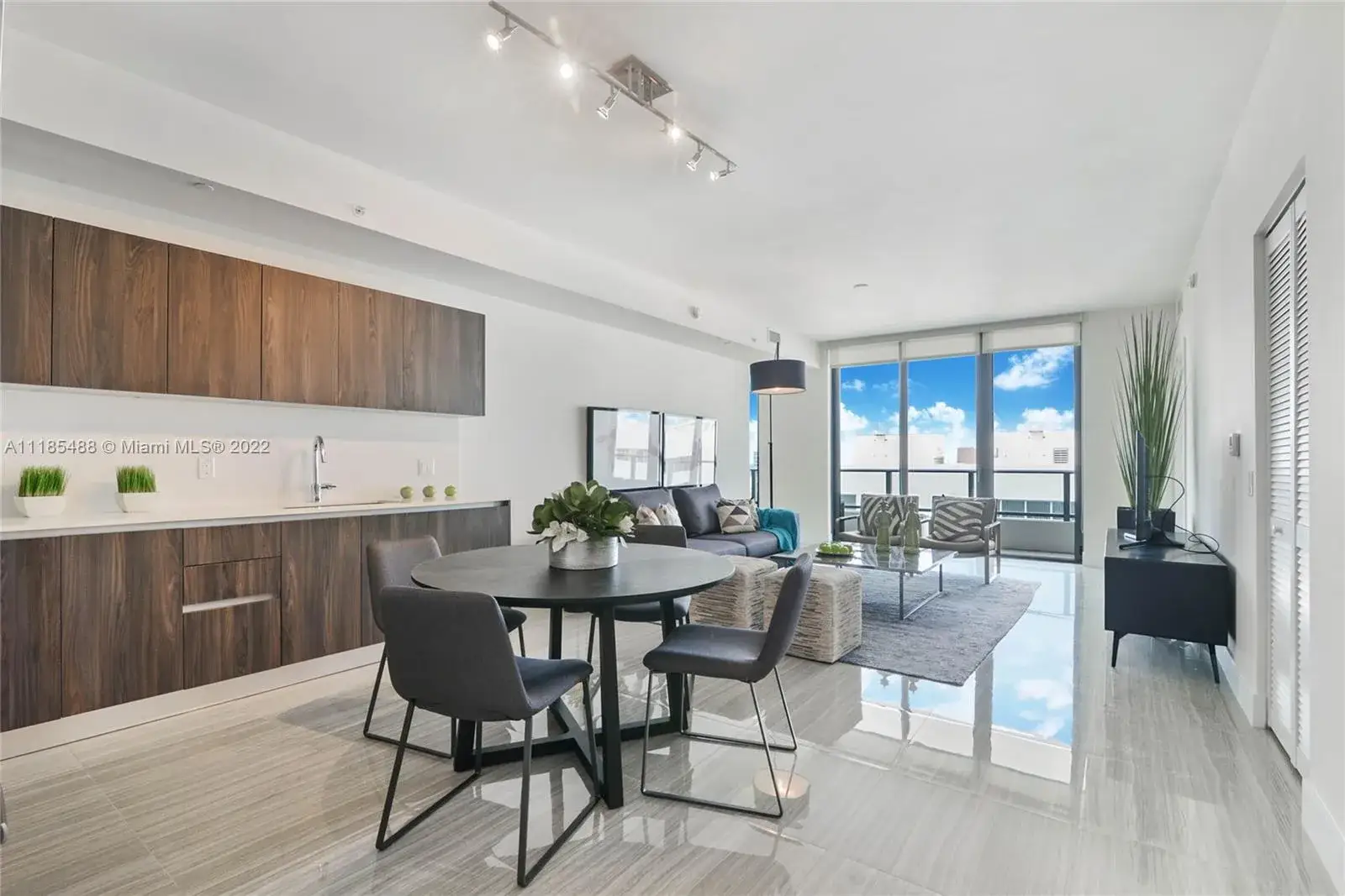 1 bedroom 2 bath Residential for sale at 2960 NE 207th St # 1102, Aventura FL 33180