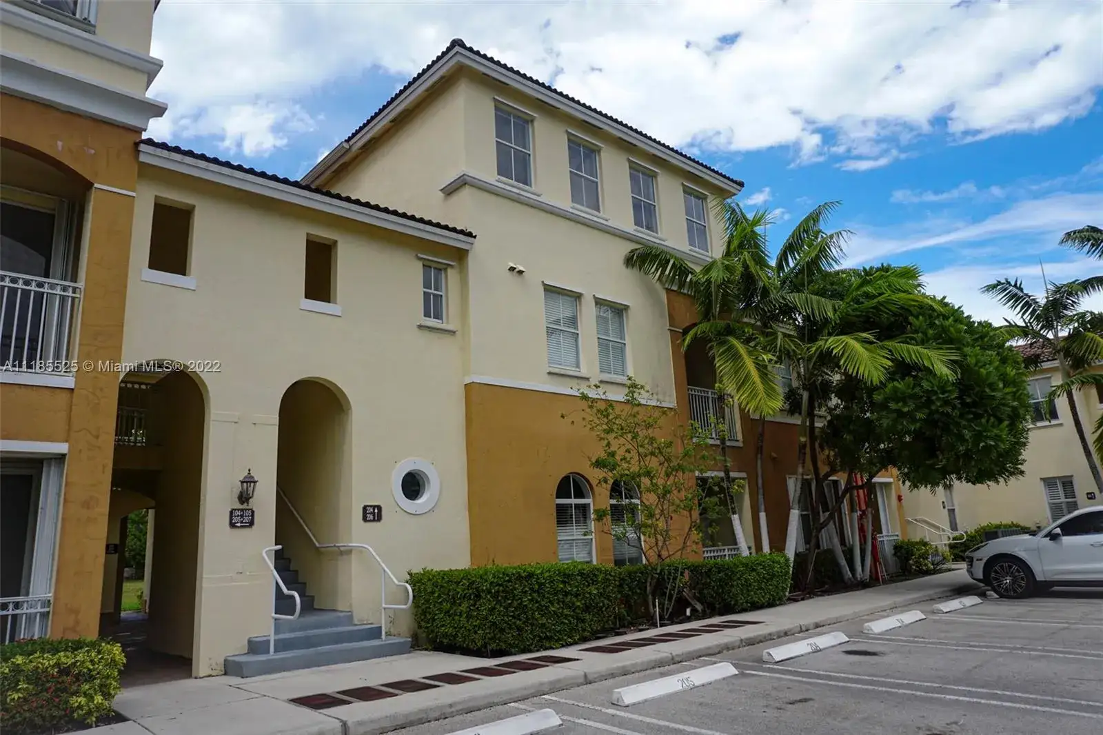 3 bedroom 2 bath Residential Lease for rent at 10242 NW 7th St # 204, Miami FL 33172