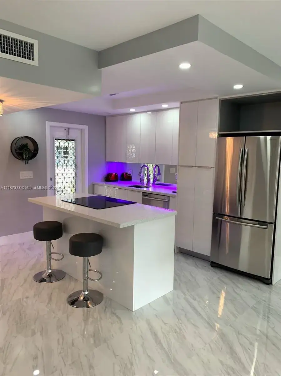 1 bedroom 2 bath Residential Lease for rent at 2600 Diana Dr # 320, Hallandale Beach FL 33009