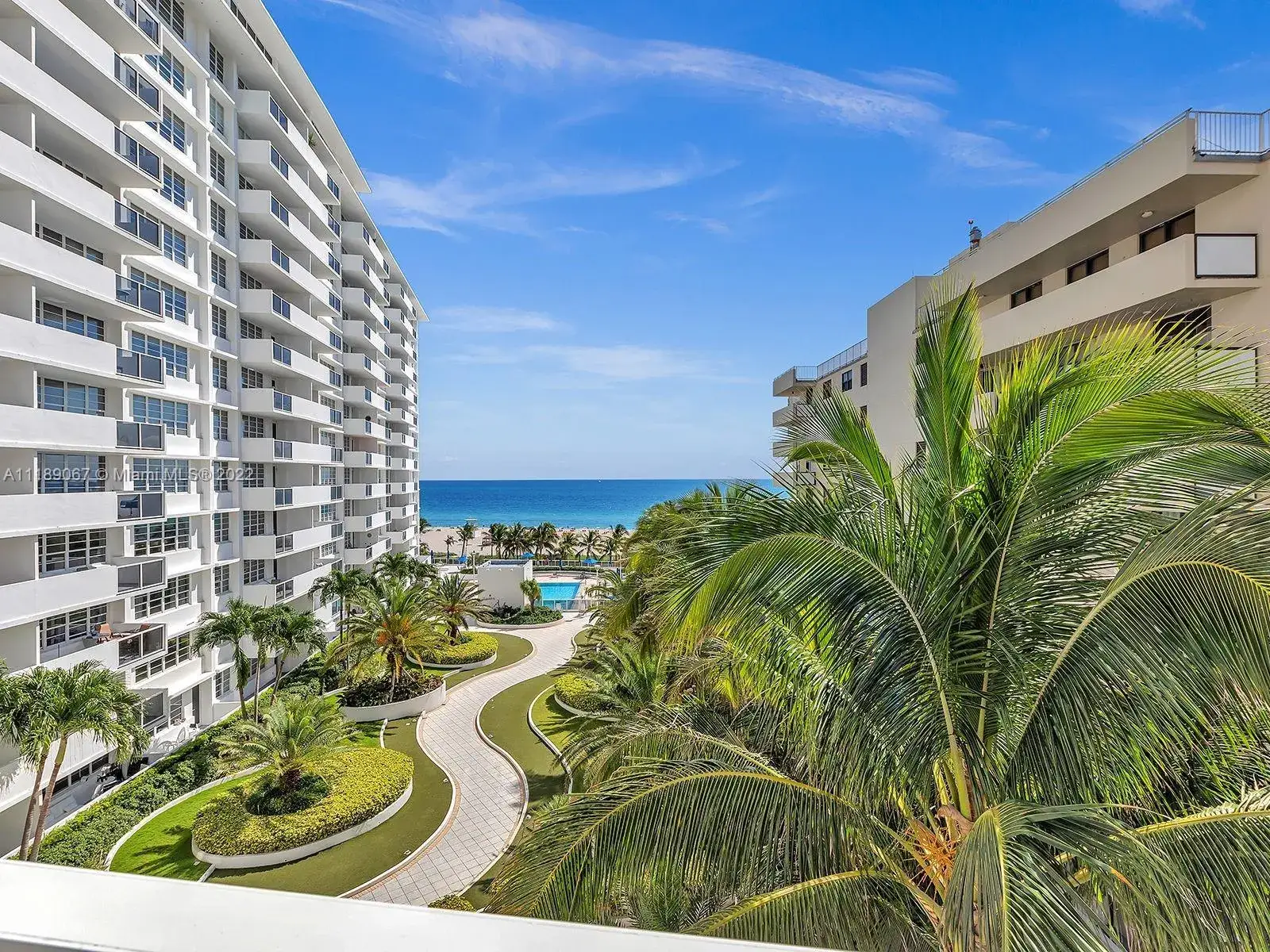 1 bedroom 1 bath Residential for sale at 100 Lincoln Rd # 721, Miami Beach FL 33139