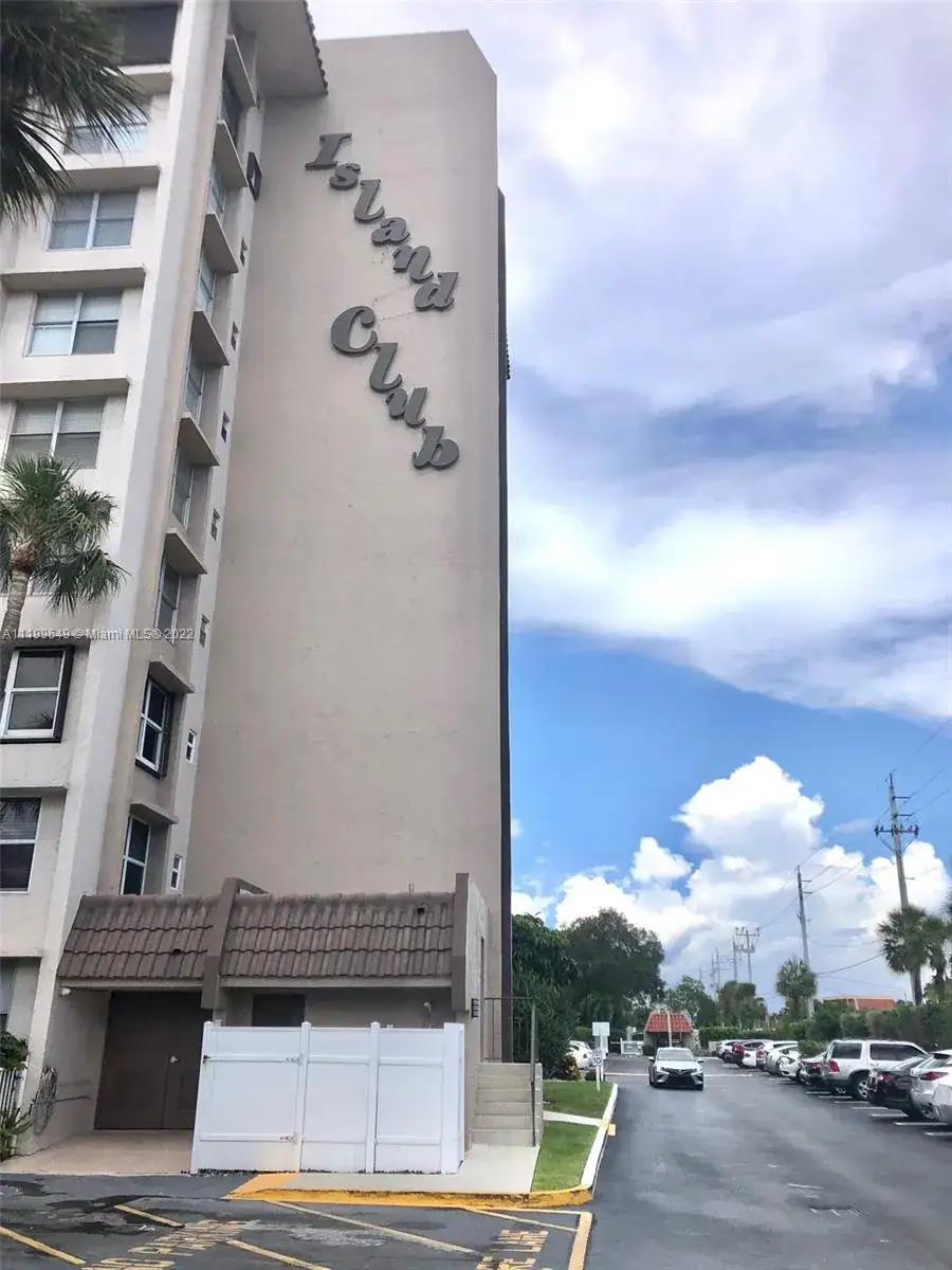2 bedroom 1 bath Residential for sale at 777 S Federal Hwy, Pompano Beach FL 33062