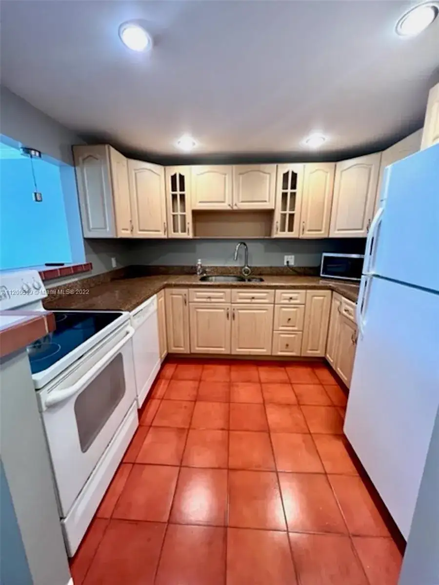1 bedroom 1 bath Residential for sale at 1228 West Ave # 811, Miami Beach FL 33139