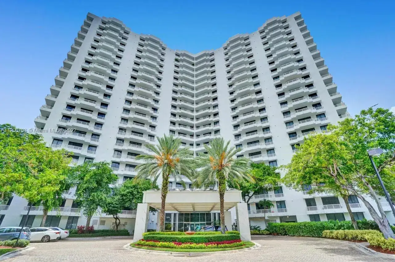 2 bedroom 2 bath Residential for sale at 3300 NE 192nd St # 414, Aventura FL 33180
