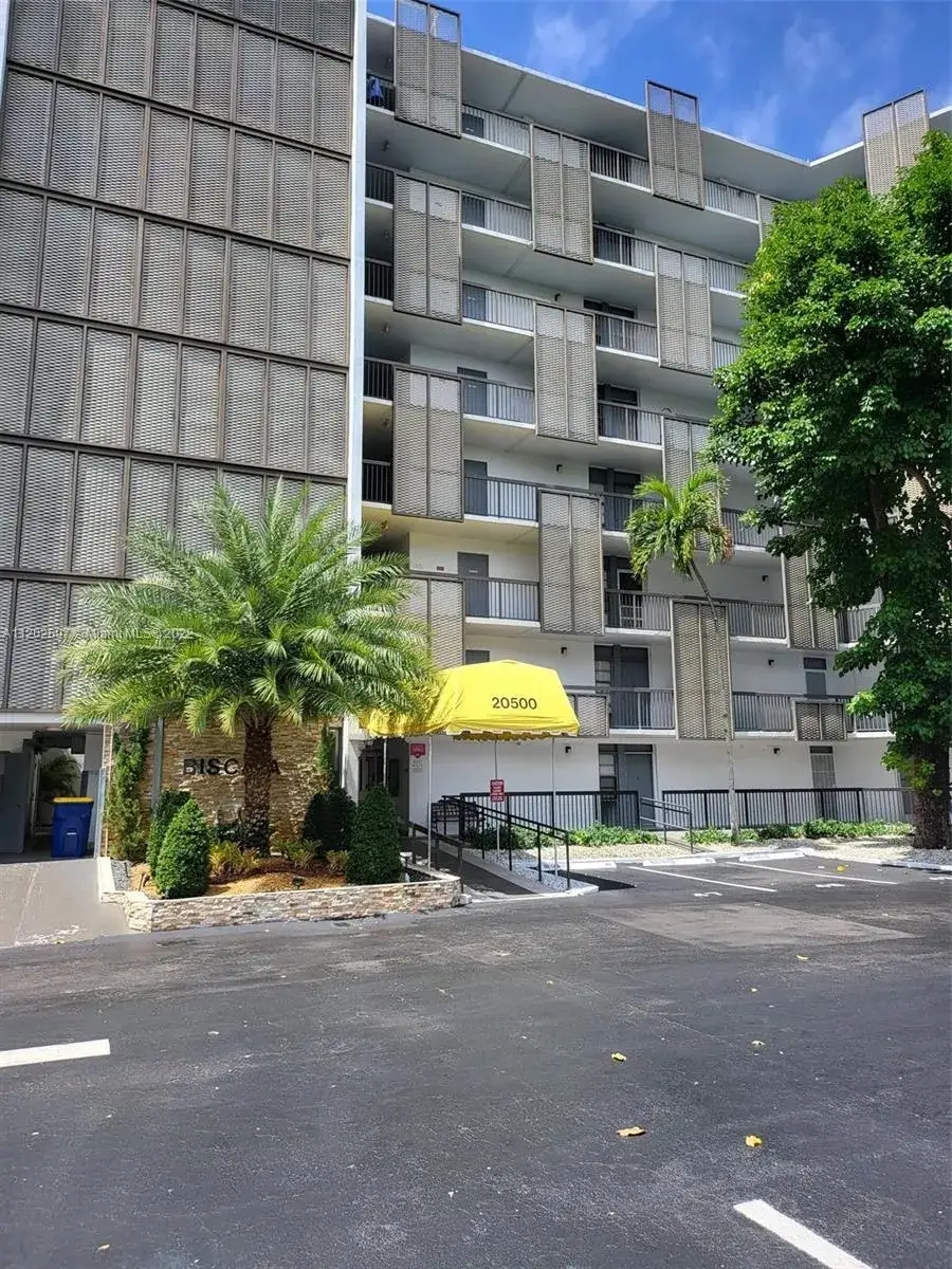 1 bedroom 1 bath Residential for sale at 20500 W Country Club Dr # 117, Aventura FL 33180