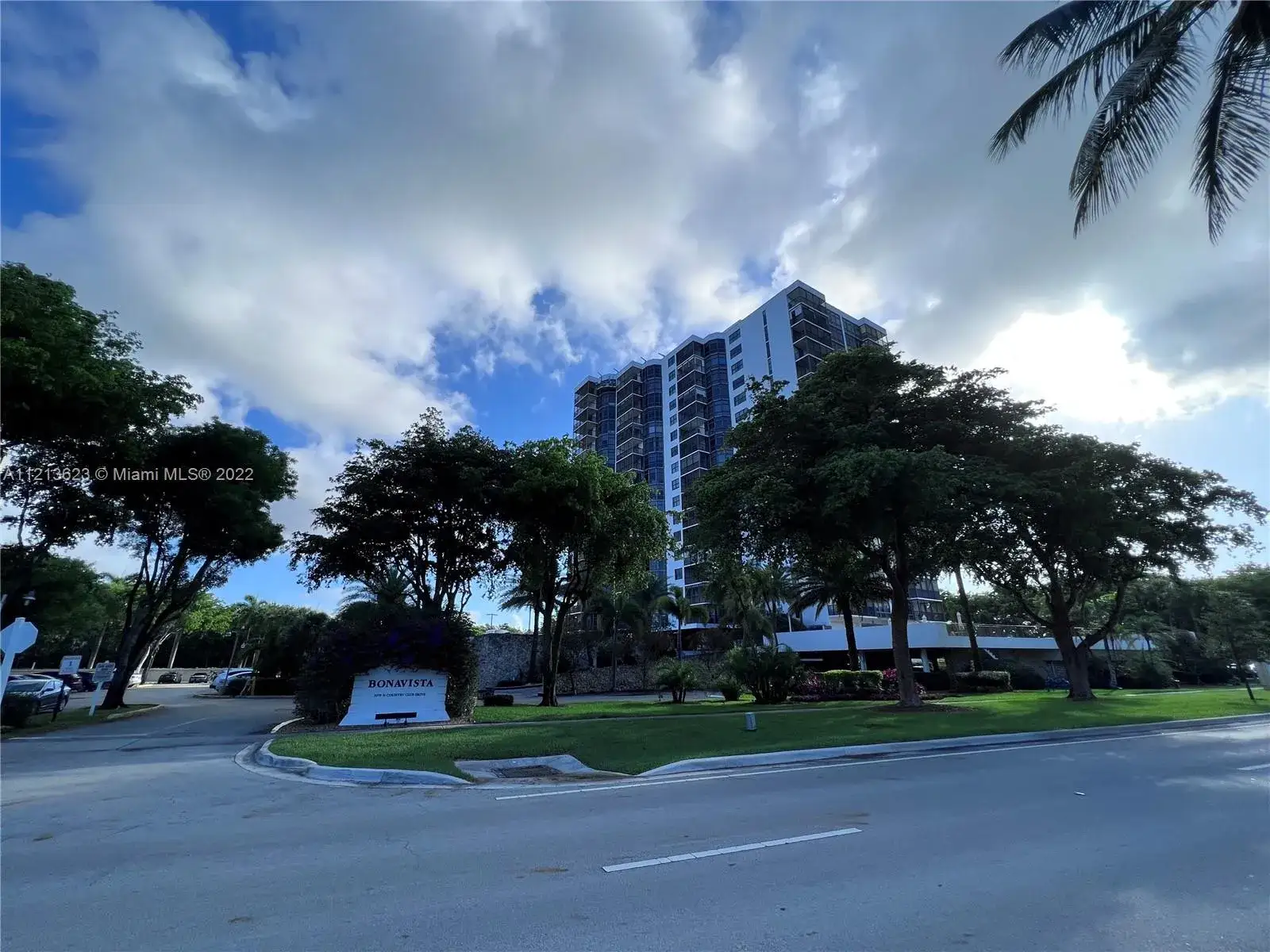 2 bedroom 2 bath Residential for sale at 3375 N Country Club Dr # 1106, Aventura FL 33180