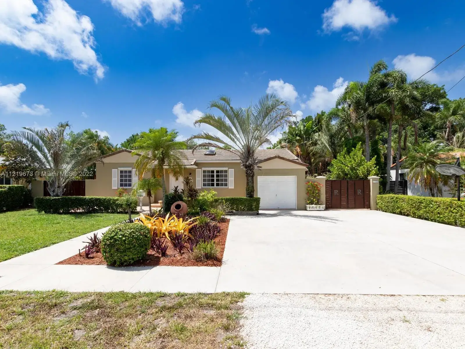 3 bedroom 2 bath Residential for sale at 1102 NE 117th St, Biscayne Park FL 33161