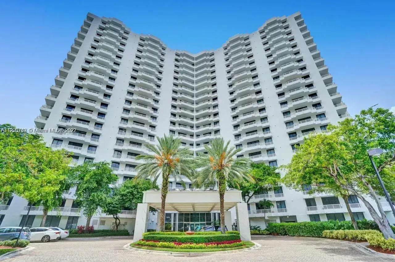 2 bedroom 2 bath Residential for sale at 3300 NE 192nd St # 1108, Aventura FL 33180