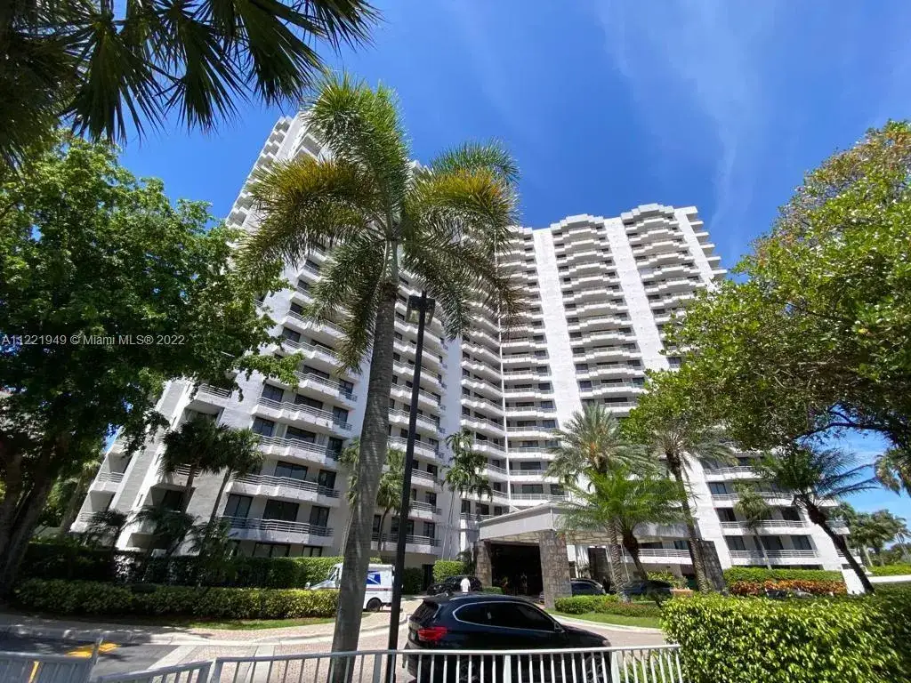 2 bedroom 2 bath Residential Lease for rent at 3300 NE 191st St, Aventura FL 33180