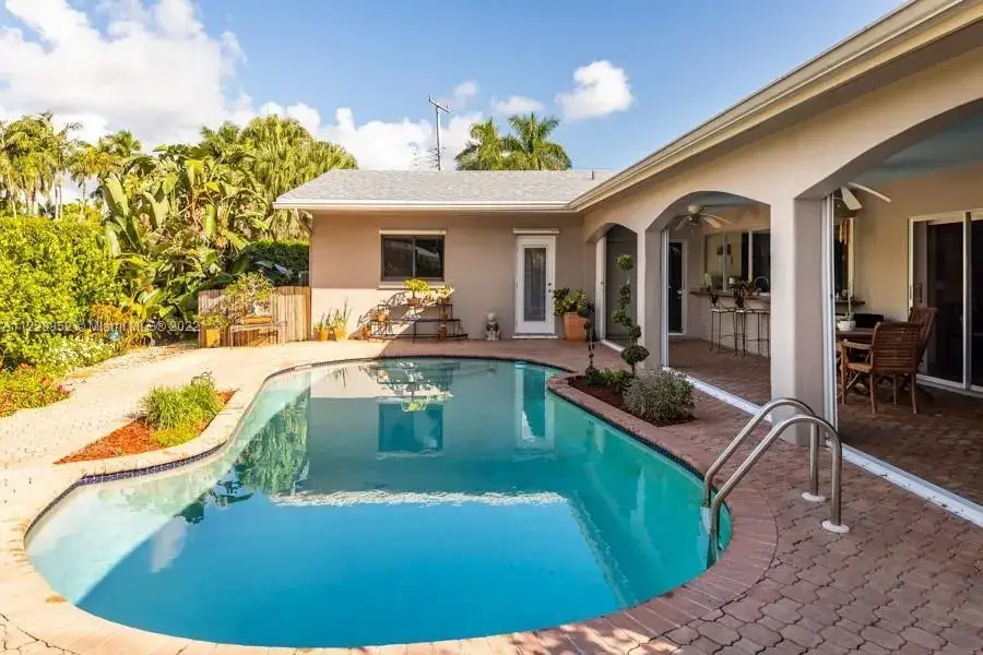4 bedroom 3 bath Residential for sale at 1000 S Southlake DR, Hollywood FL 33019
