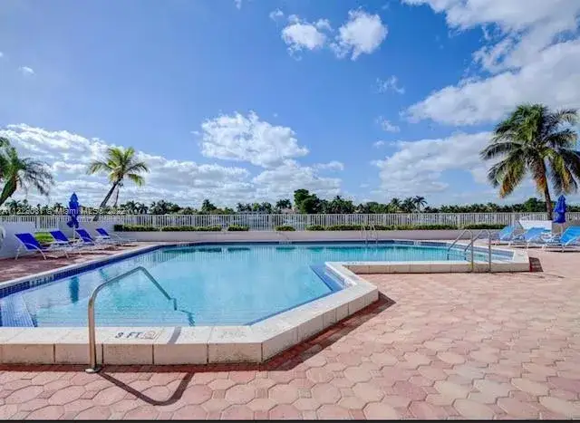 2 bedroom 2 bath Residential for sale at 5700 Collins Ave # 6C, Miami Beach FL 33140
