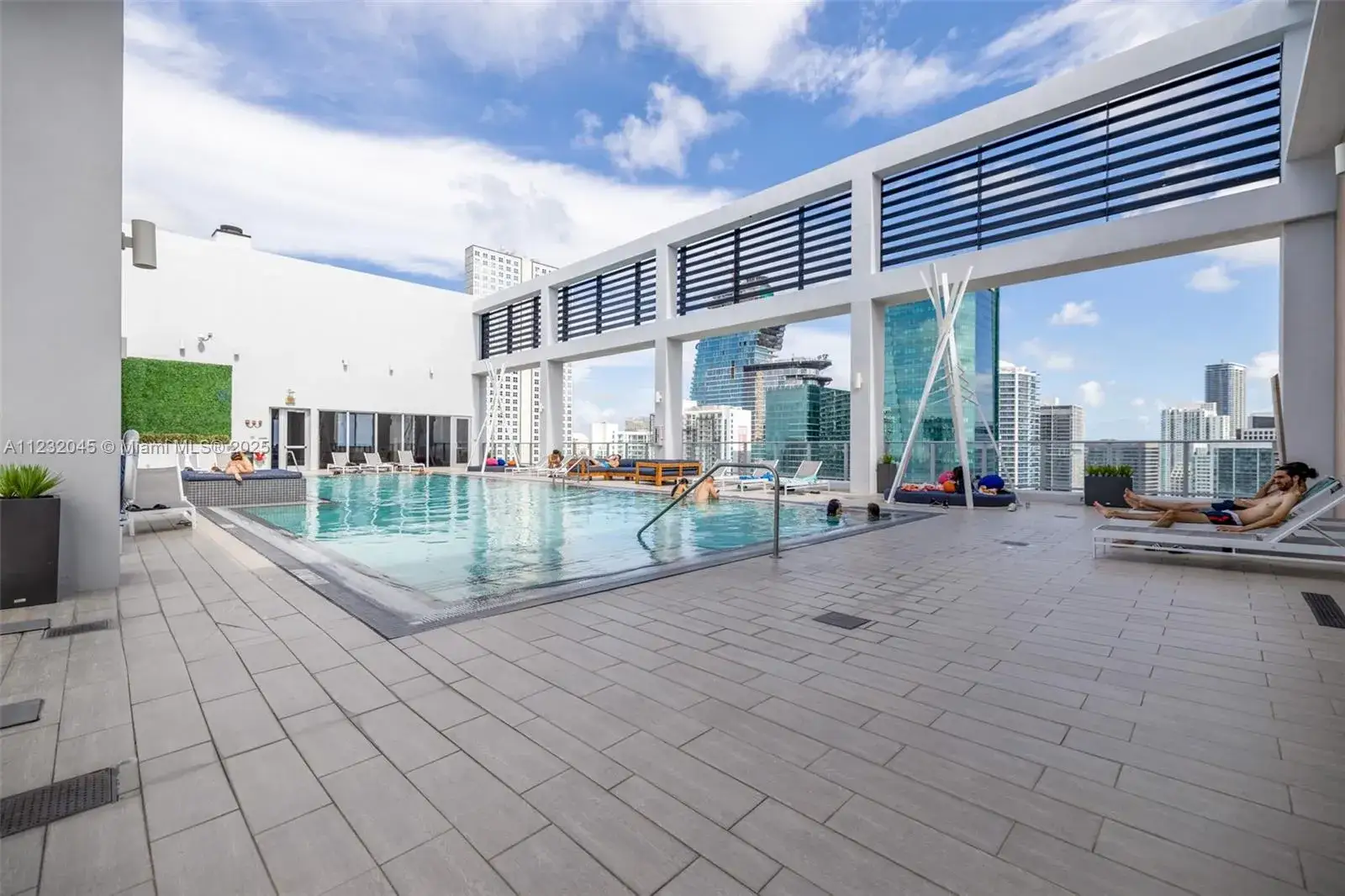1 bedroom 1 bath Residential Lease for rent at 151 SE 1st St # 809, Miami FL 33131