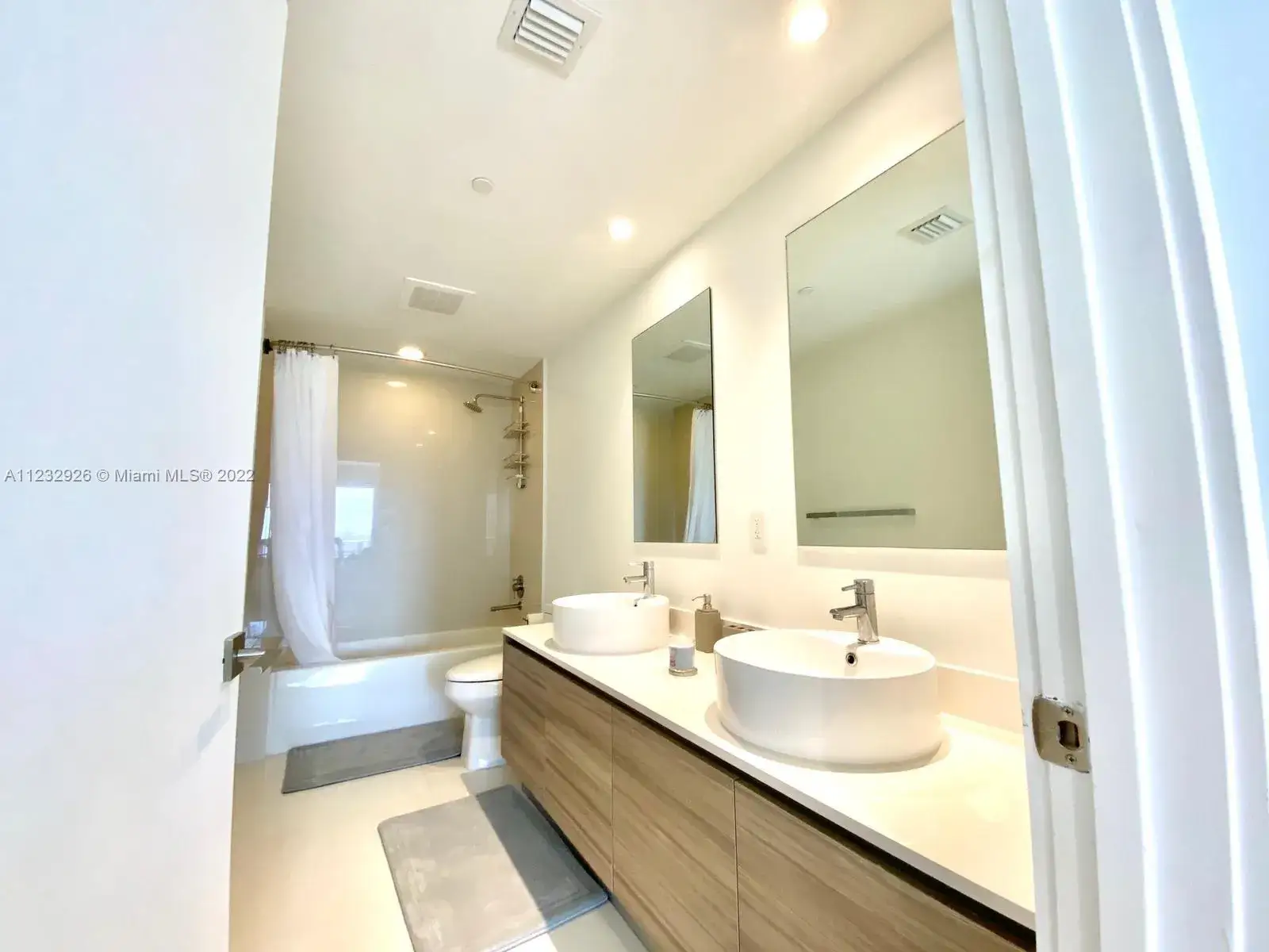 3 bedroom 2 bath Residential Lease for rent at 121 NE 34th St # 807, Miami FL 33137