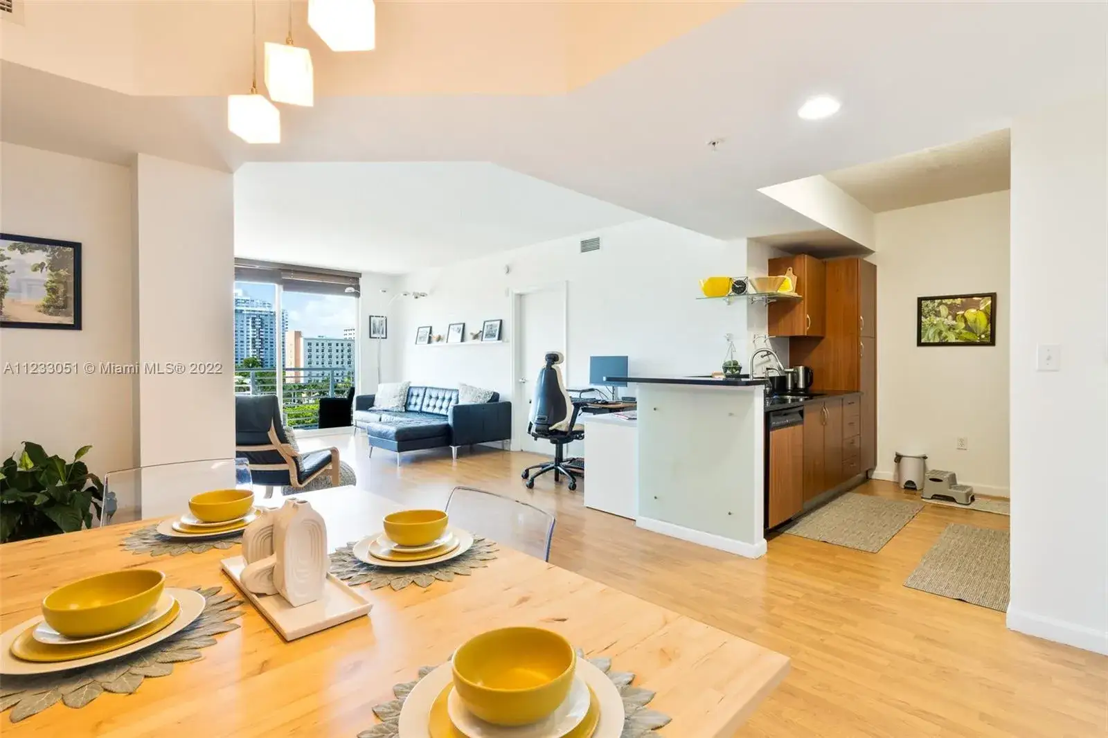 2 bedroom 2 bath Residential for sale at 2775 NE 187th St # 617, Aventura FL 33180
