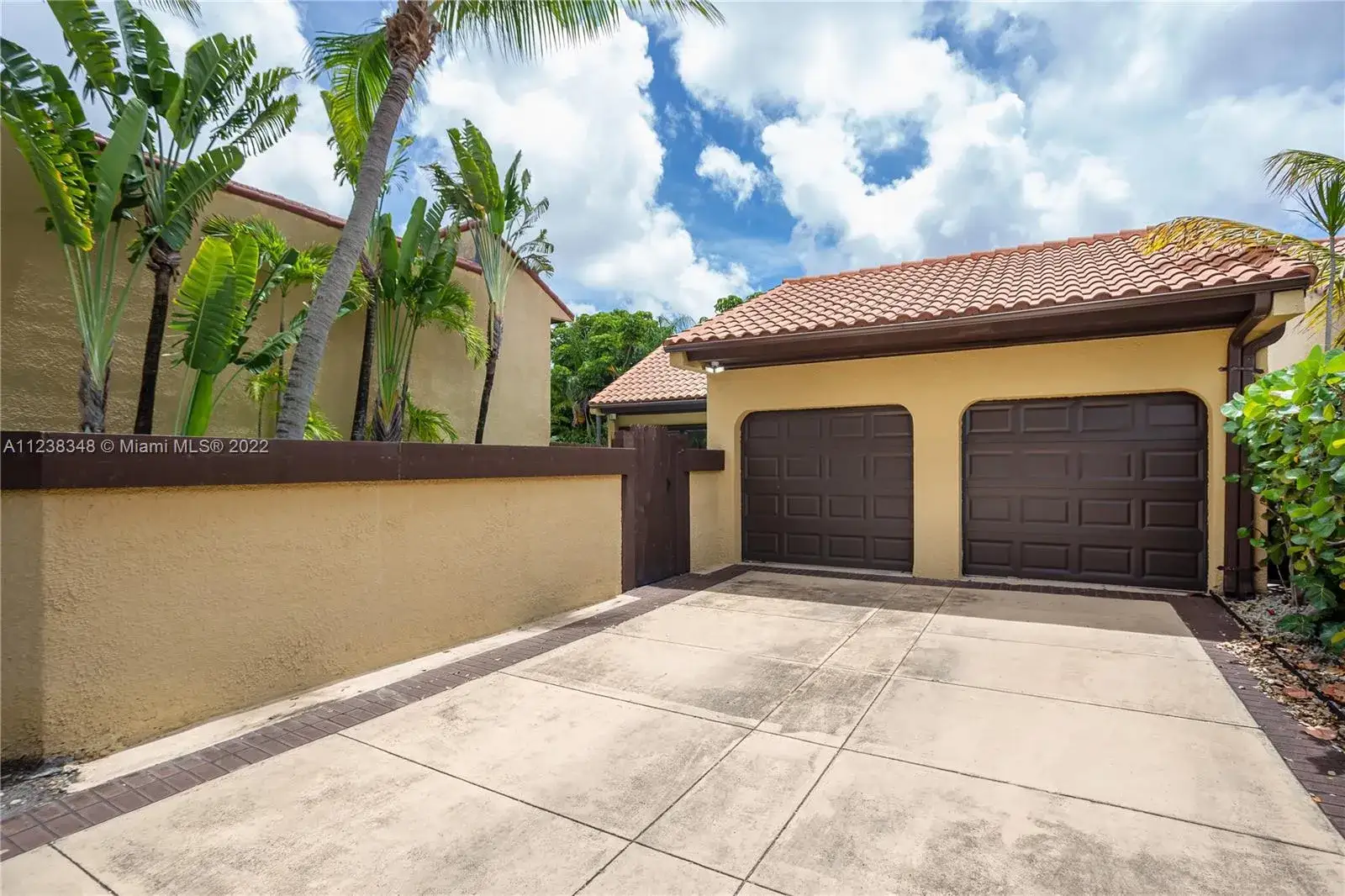 2 bedroom 2 bath Residential for sale at 1085 NE 204th Ter, Miami FL 33179