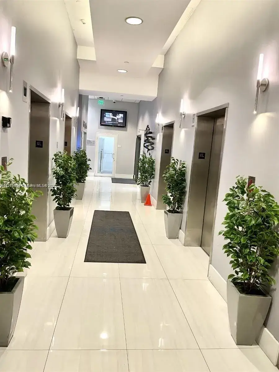 1 bedroom 1 bath Residential for sale at 1200 Brickell Bay Dr # 2318, Miami FL 33131