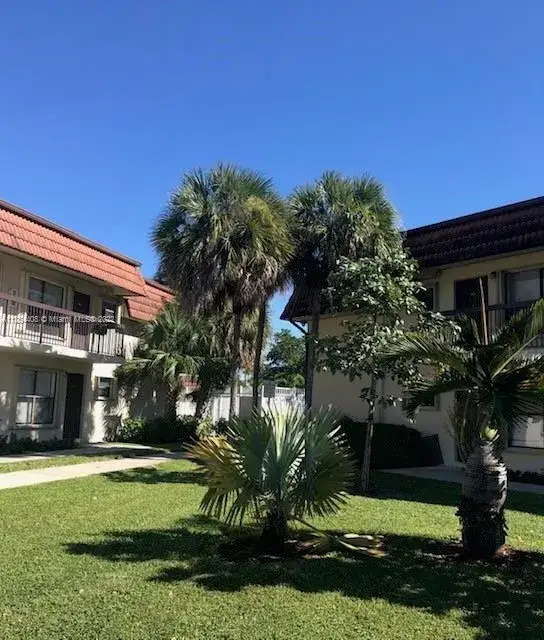 2 bedroom 2 bath Residential for sale at 10018 NW 4th St # 203, Pembroke Pines FL 33024