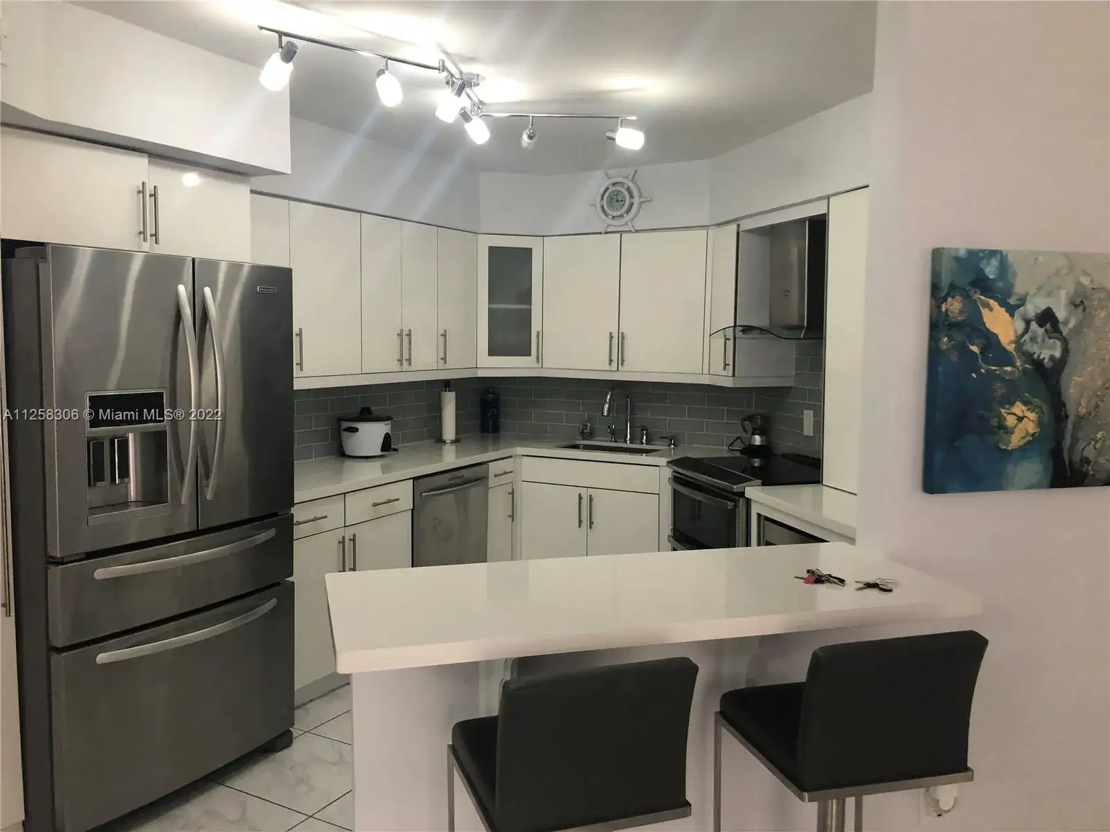 3 bedroom 2 bath Residential Lease for rent at 5161 Collins Ave # 412, Miami Beach FL 33140