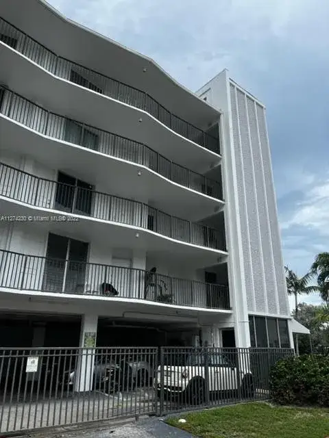 1 bedroom 1 bath Residential for sale at 1100 Alton Rd # 5D, Miami Beach FL 33139