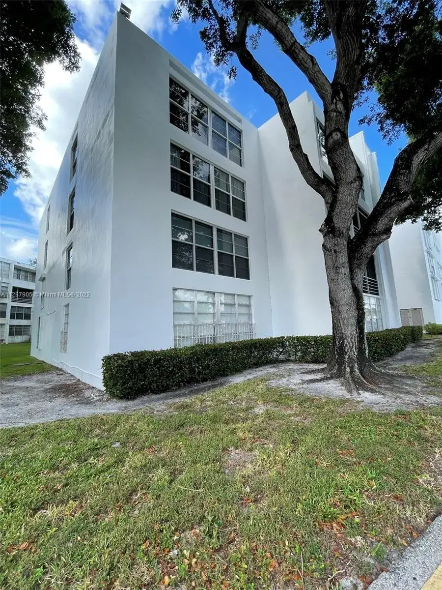 2 bedroom 1 bath Residential for sale at 6921 Cypress Rd, Plantation FL 33317