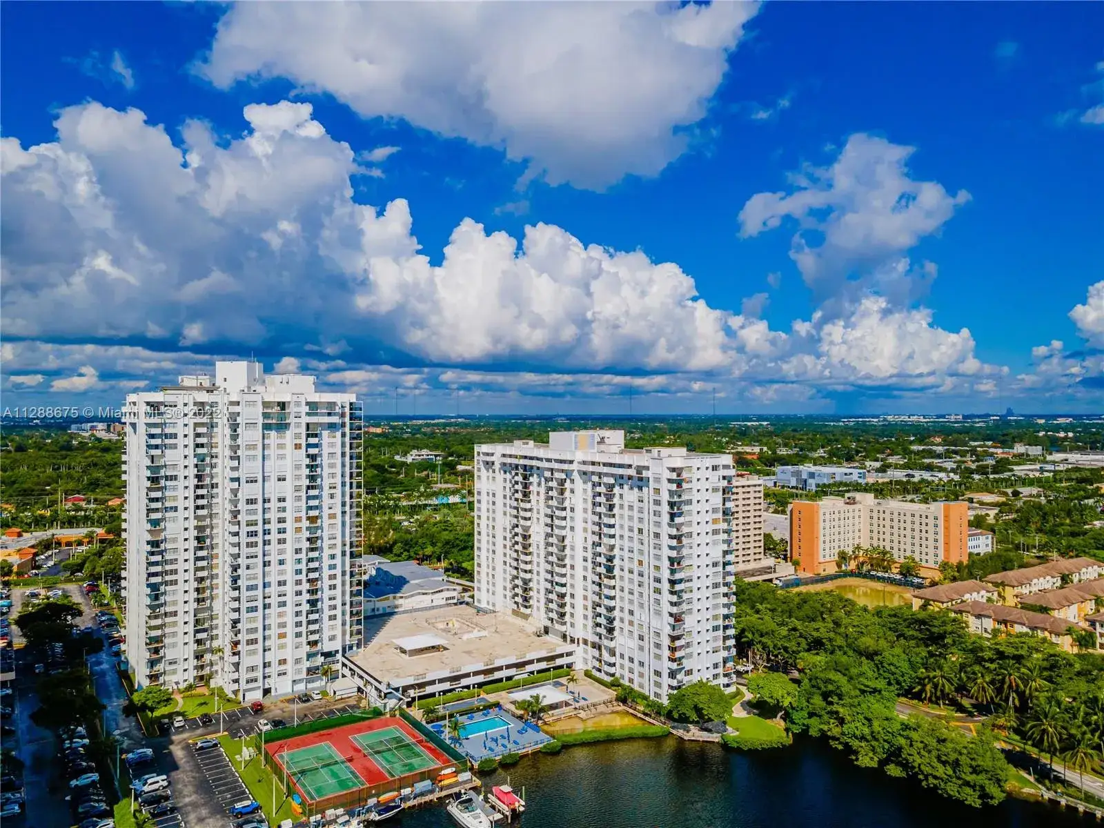 2 bedroom 2 bath Residential for sale at 2780 NE 183rd St # 712, Aventura FL 33160