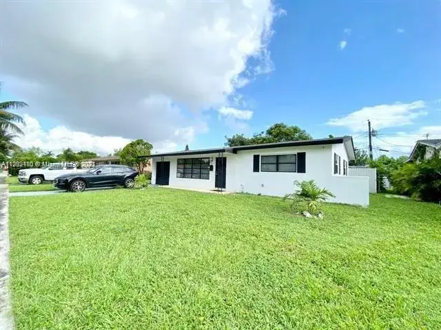 2 bedroom 1 bath Residential Lease for rent at 6521 NW 21st St # 6521, Sunrise FL 33313