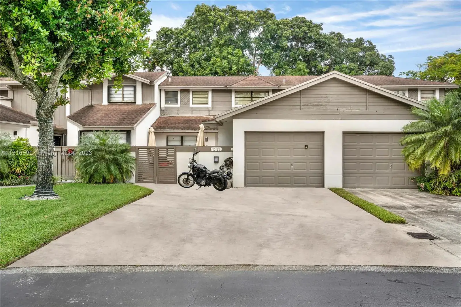 3 bedroom 2 bath Residential for sale at 10123 NW 52nd Ter, Doral FL 33178