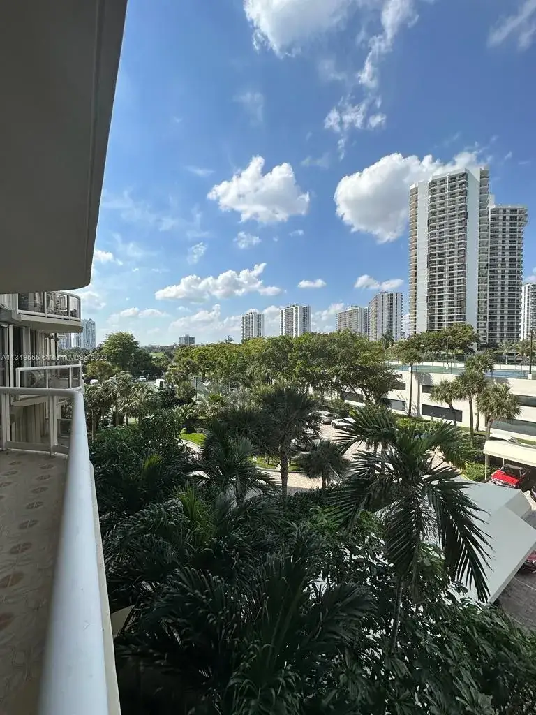 2 bedroom 2 bath Residential for sale at 20191 E Country Club Dr # 403, Aventura FL 33180
