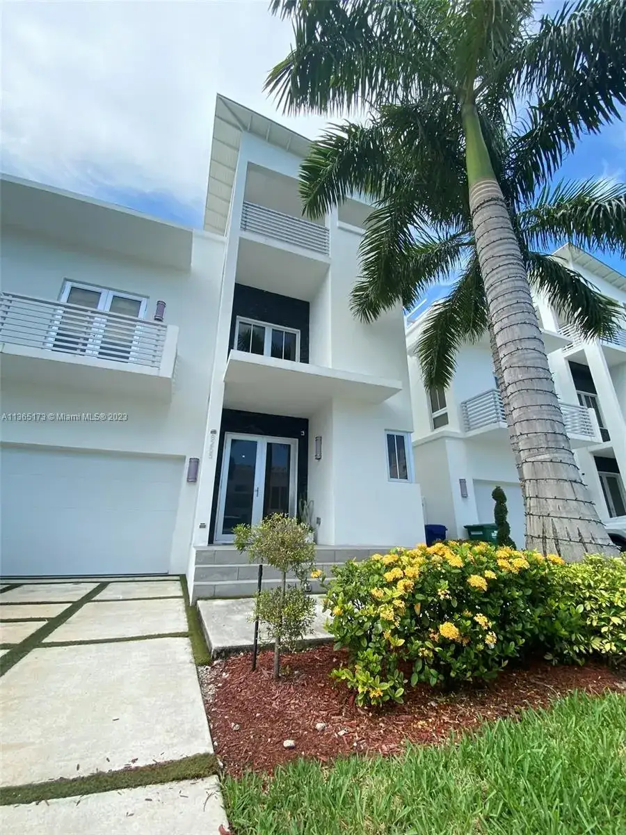 4 bedroom 4 bath Residential for sale at 8255 NW 34th St, Doral FL 33122