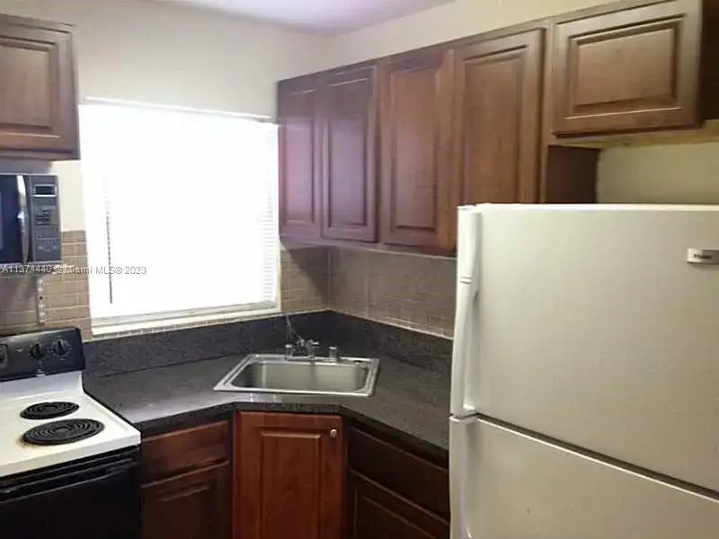 1 bedroom 1 bath Residential Lease for rent at 2008 Jackson St # E2, Hollywood FL 33020