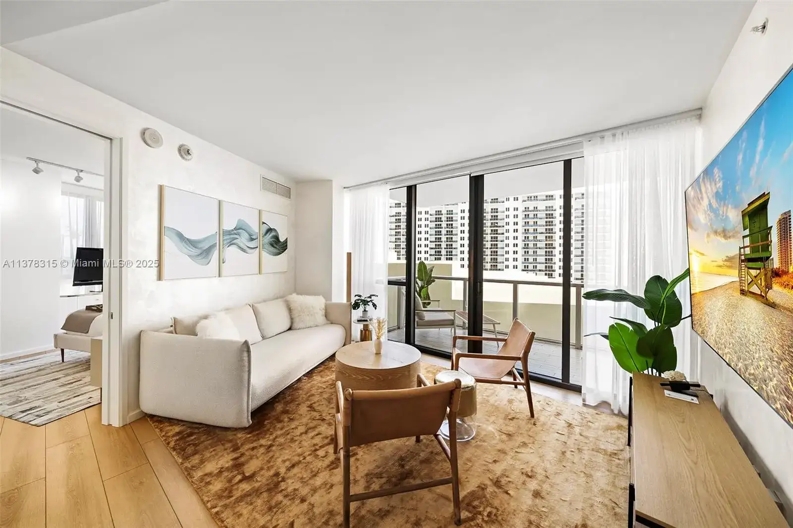 2 bedroom 2 bath Residential Lease for rent at 2201 Collins Ave # 811, Miami Beach FL 33139