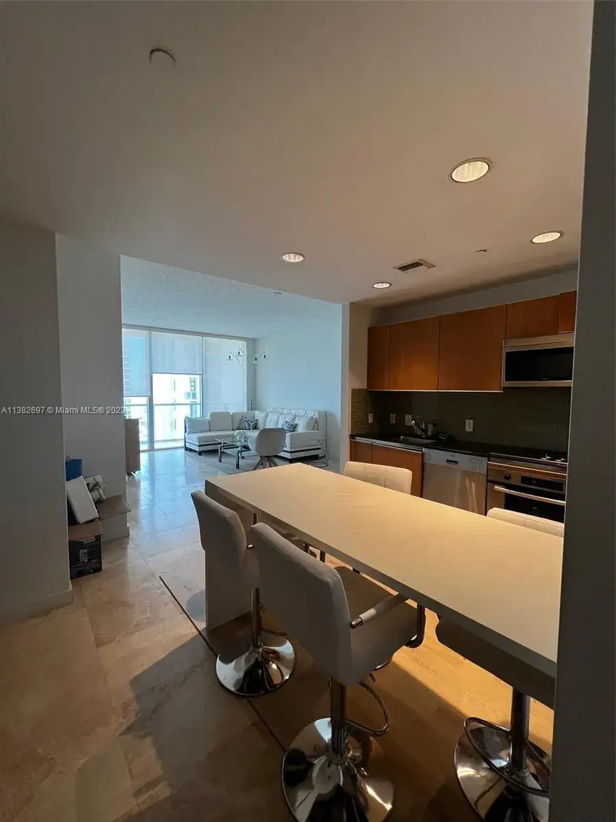 1 bedroom 1 bath Residential Lease for rent at 1050 Brickell Ave # 2504, Miami FL 33131