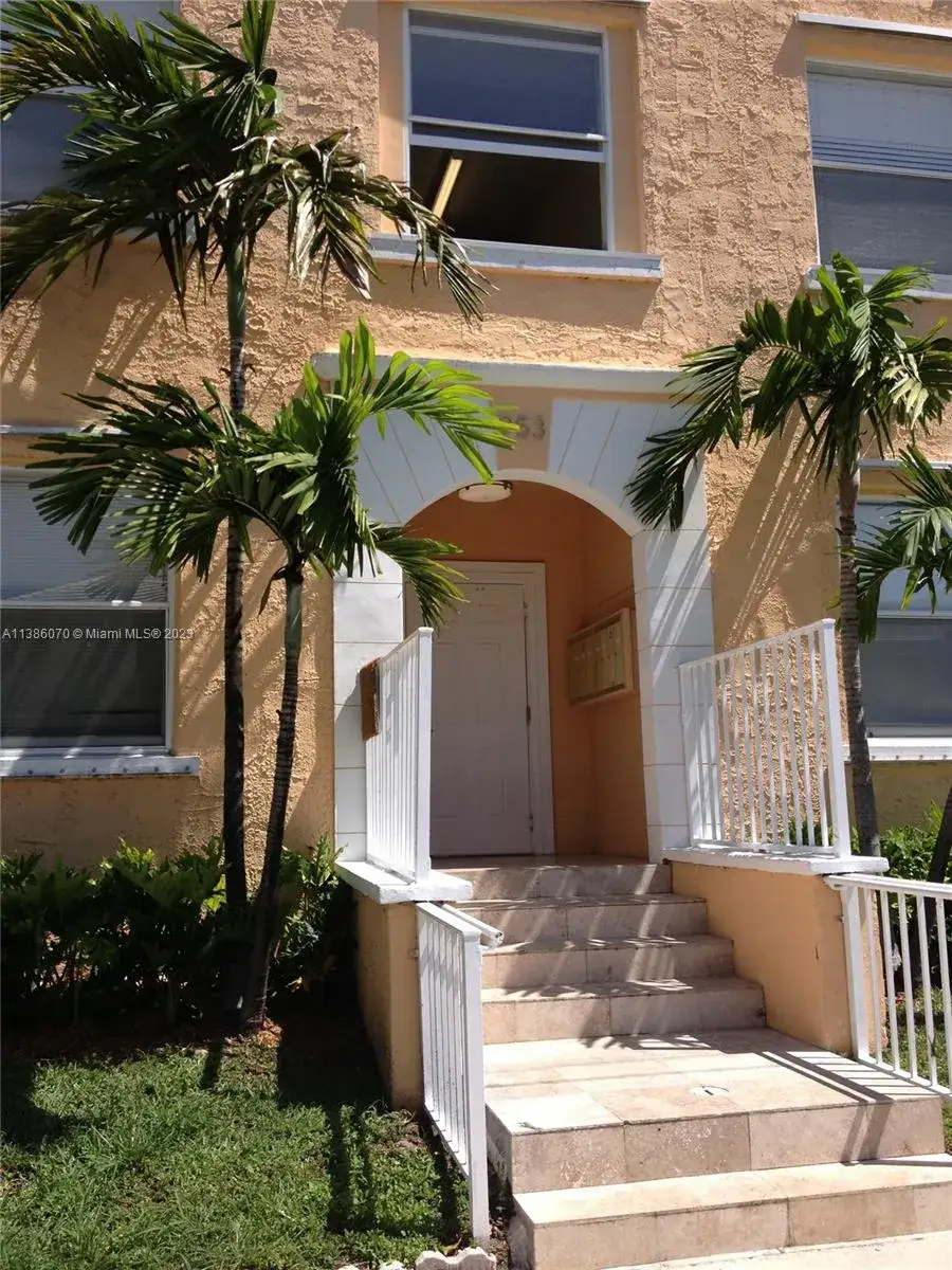 1 bedroom 1 bath Residential Lease for rent at 953 SW 10th St # 5, Miami FL 33130