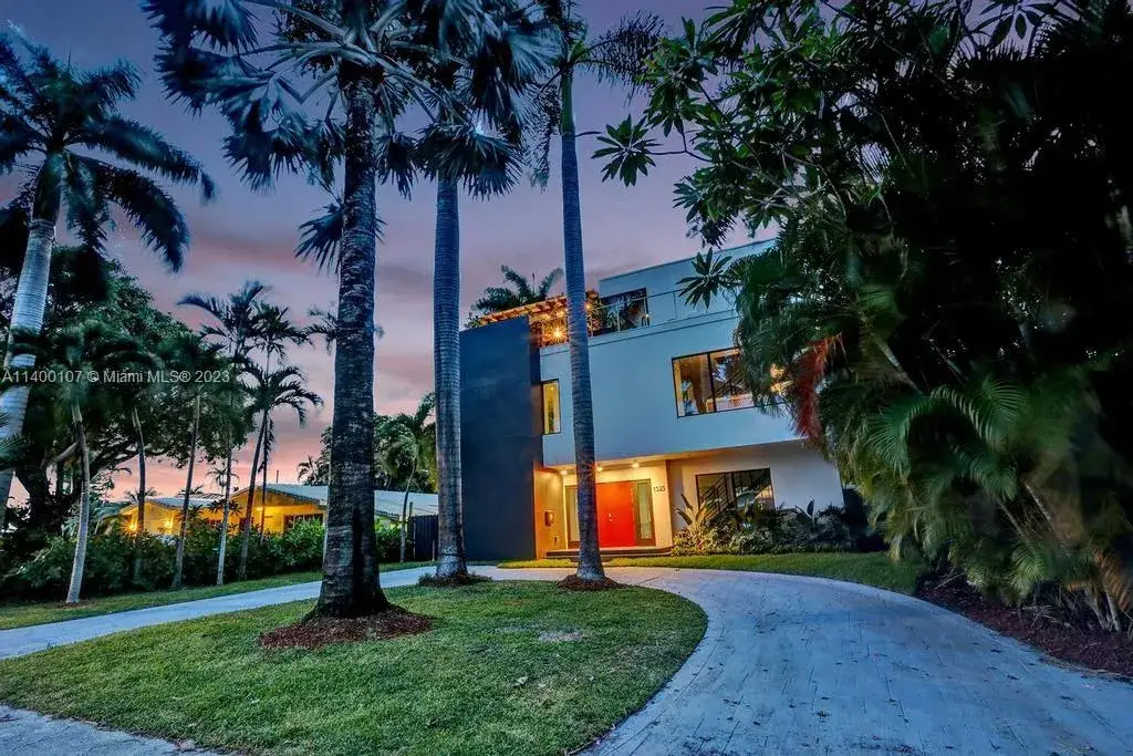 5 bedroom 3 bath Residential for sale at 1523 Grant St, Hollywood FL 33020