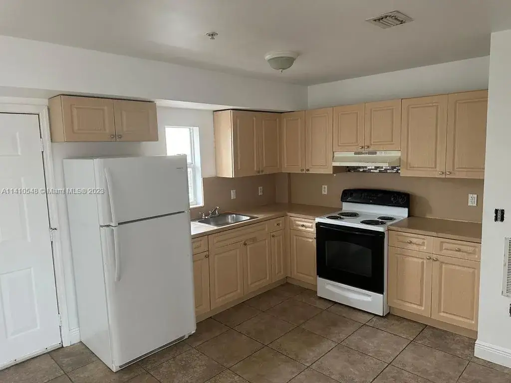 2 bedroom 1 bath Residential Lease for rent at 948 SW 3rd St # 302, Miami FL 33130