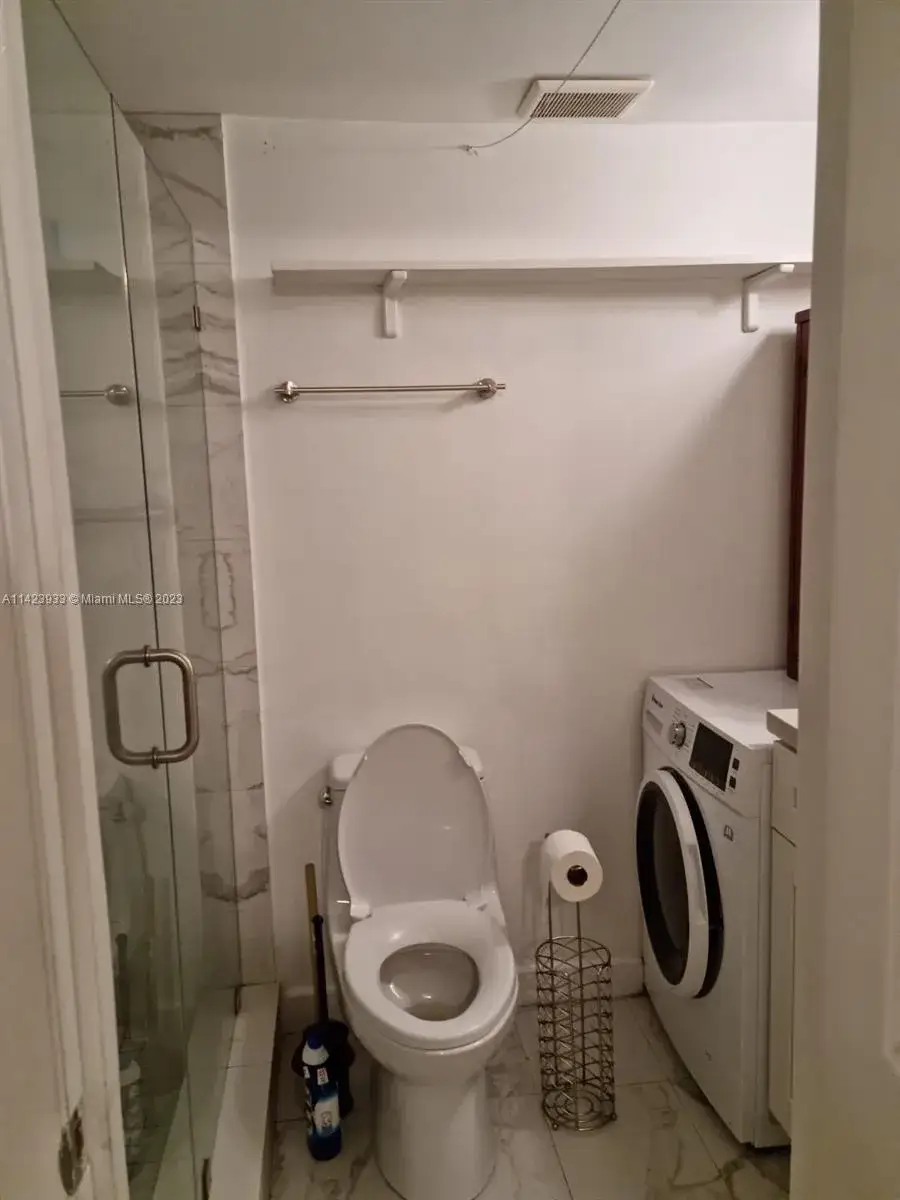 1 bedroom 1 bath Residential Lease for rent at 6200 NE 22nd Way # 102, Fort Lauderdale FL 33308