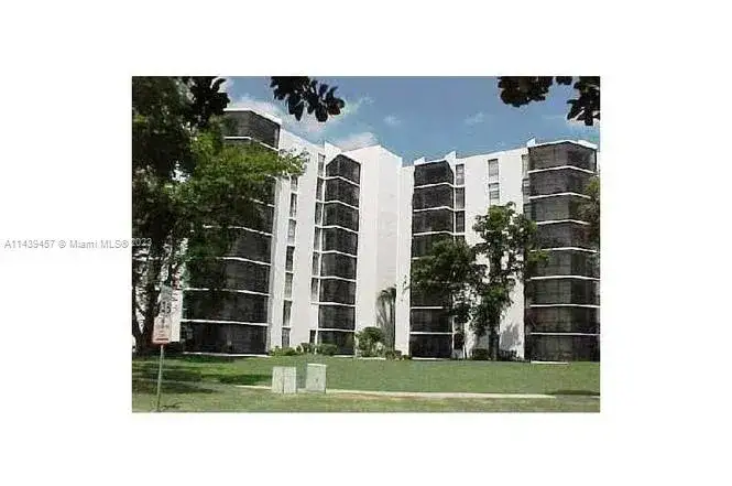 1 bedroom 1 bath Residential for sale at 3475 N Country Club Dr # 514, Aventura FL 33180