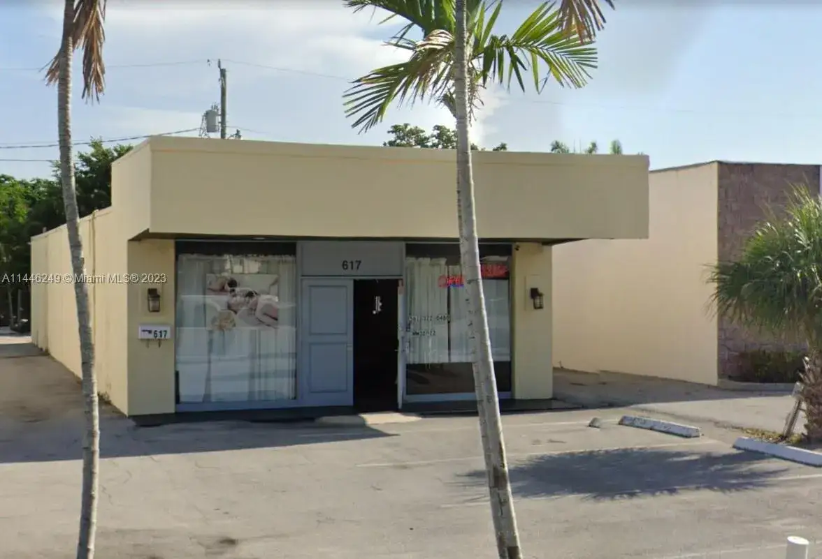 Commercial Sale for sale at 617 Northlake Blvd, North Palm Beach FL 33408