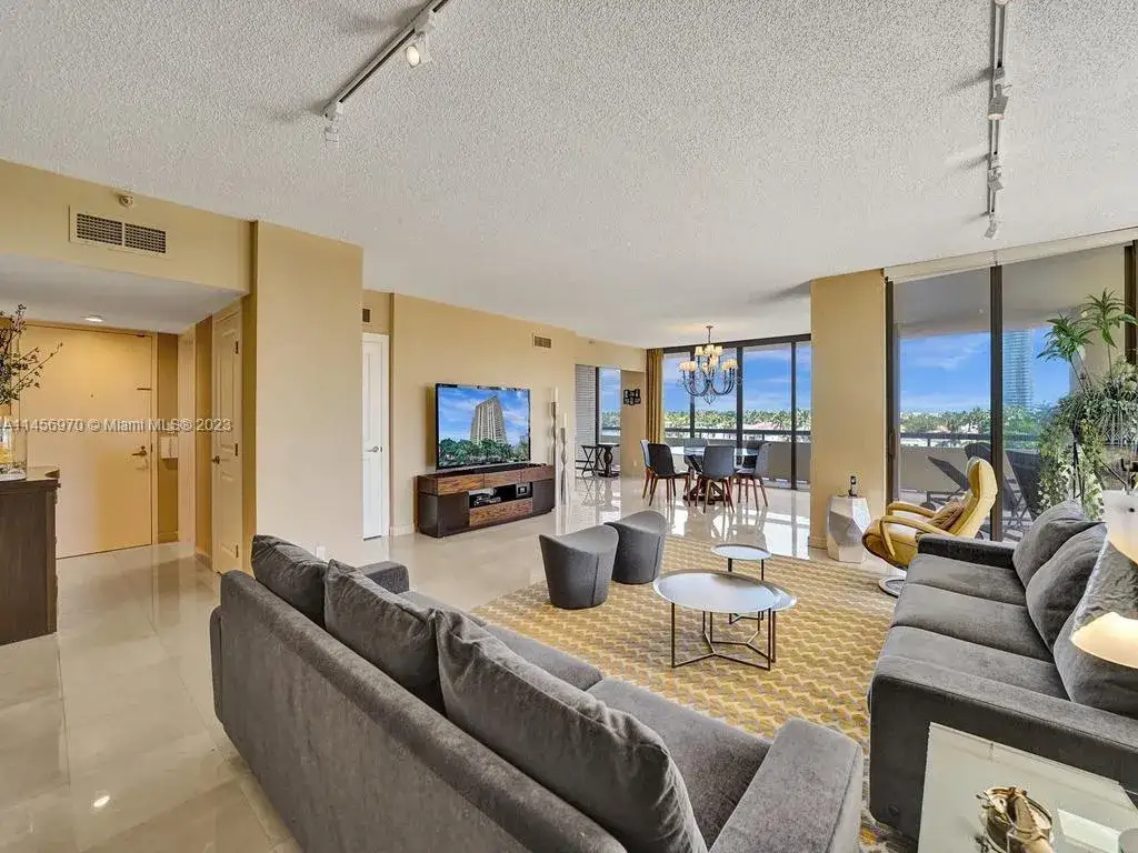 3 bedroom 2 bath Residential Lease for rent at 19355 Turnberry Way # 3J, Aventura FL 33180