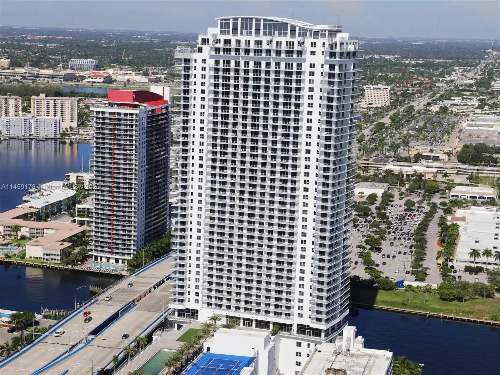 1 bedroom 1 bath Residential for sale at 4010 S Ocean Dr # R2206, Hollywood FL 33019