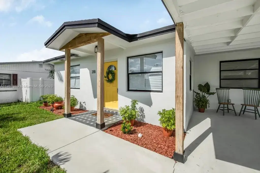 3 bedroom 2 bath Residential Lease for rent at 218 SW 10th Ave, Delray Beach FL 33444