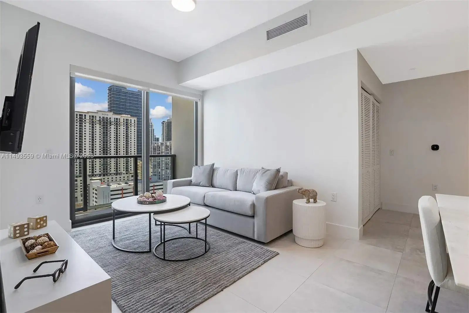 2 bedroom 2 bath Residential Lease for rent at 239 SW 9th st # 2004, Miami FL 33130
