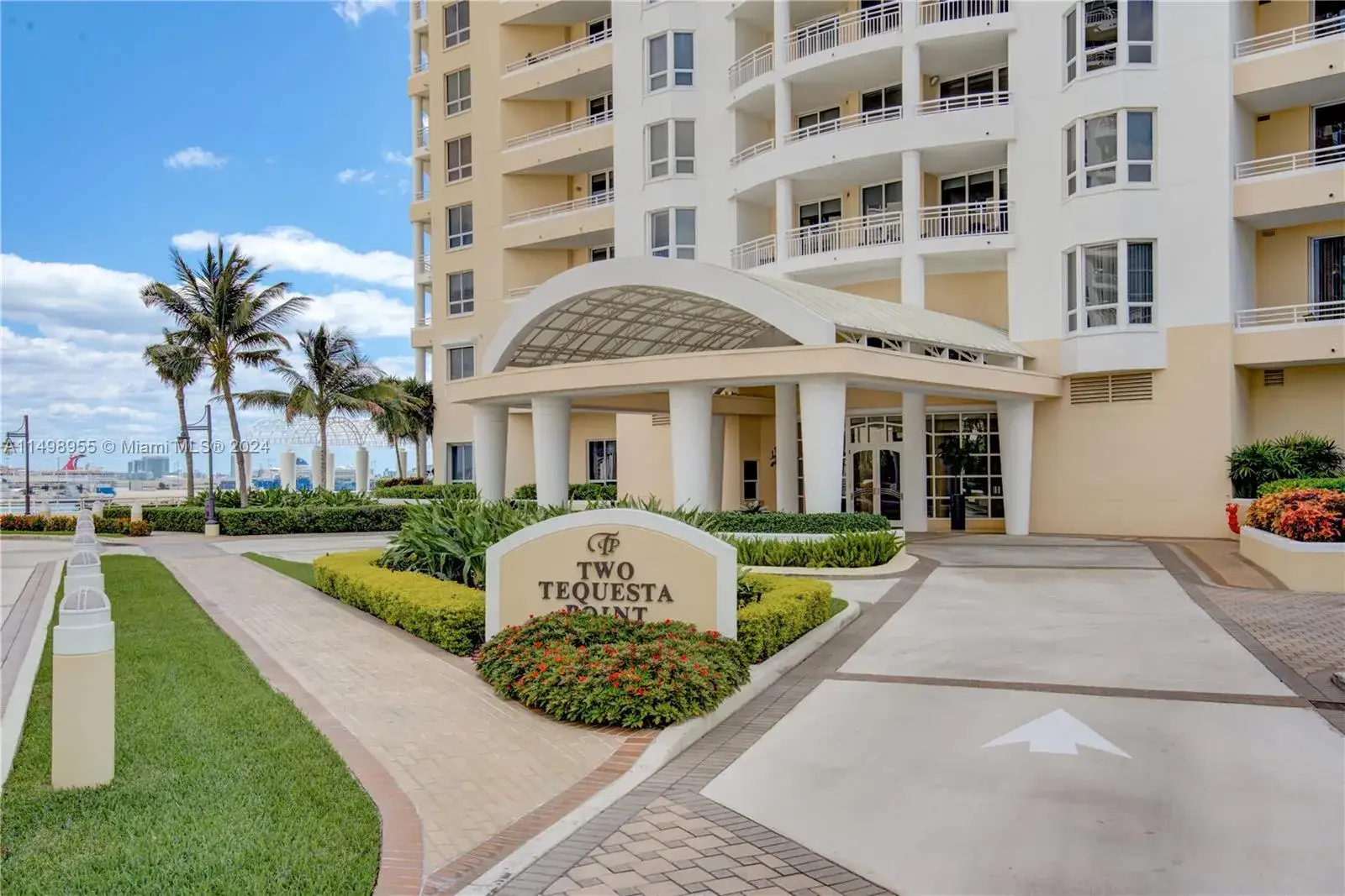 3 bedroom 2 bath Residential Lease for rent at 808 BRICKELL KEY DR # 3201, Miami FL 33131