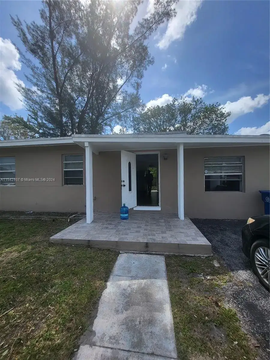 2 bedroom 2 bath Residential Lease for rent at 1402 NW 13th Ct # 1402, Fort Lauderdale FL 33311