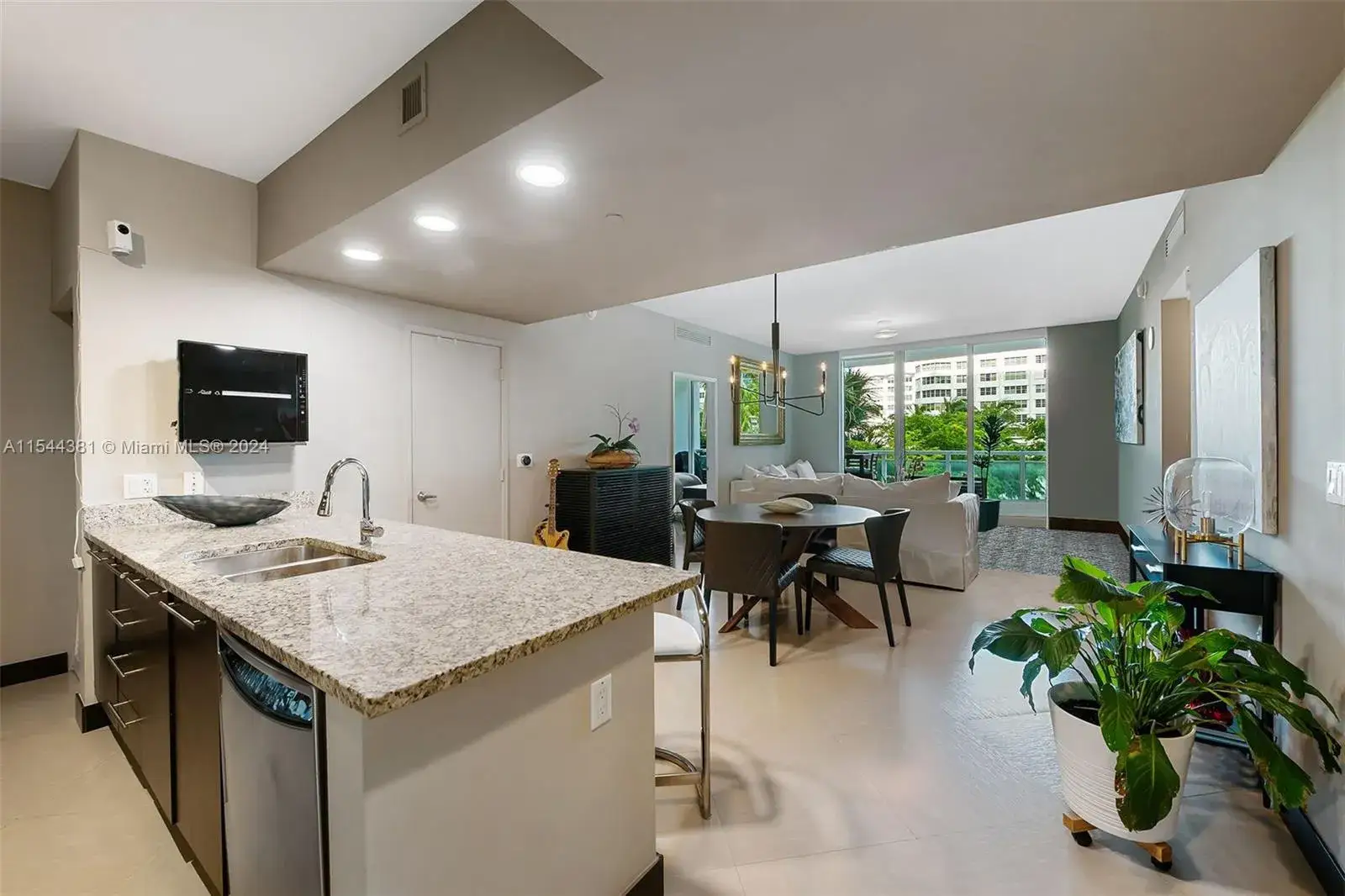2 bedroom 2 bath Residential Lease for rent at 951 Brickell Ave # 1106, Miami FL 33131
