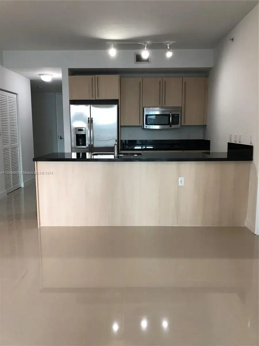 3 bedroom 3 bath Residential Lease for rent at 1111 SW 1ST AVE # 16, Miami FL 33130