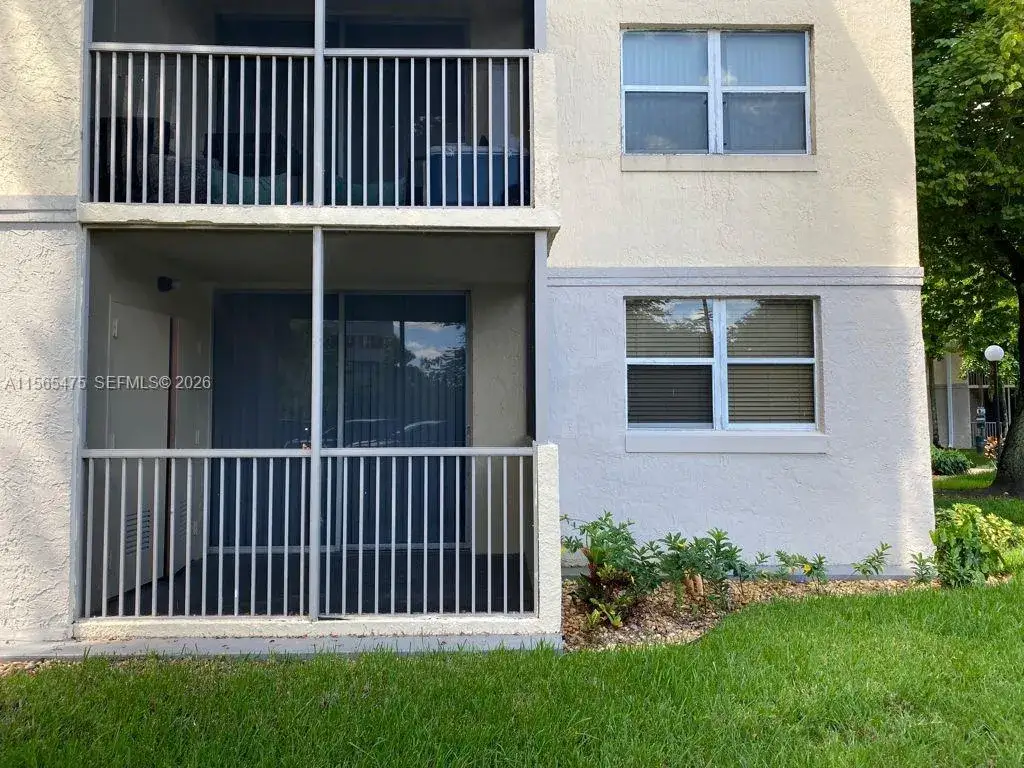 1 bedroom 1 bath Residential for sale at 8363 LAKE DR # 101, Doral FL 33166